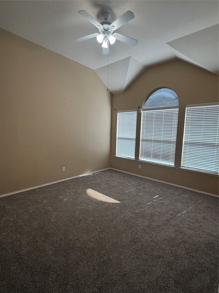 Building Photo - 11490 La Grange Dr
