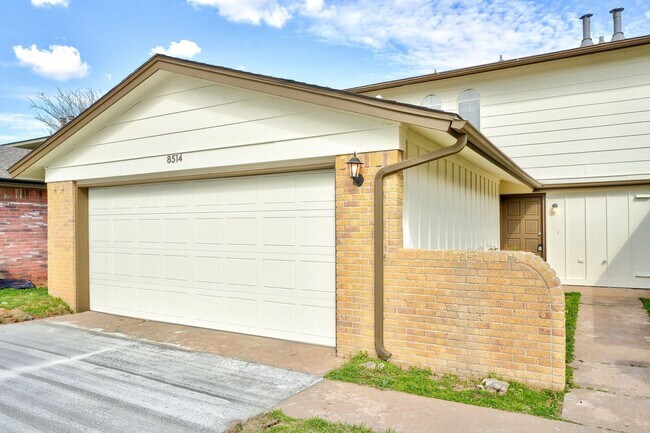 Building Photo - 3 bedroom 2.5 bath - NW Highway and Rockwell