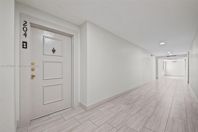 Building Photo - 303 Racquet Club Rd