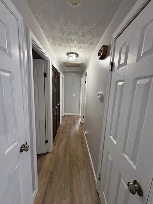 Building Photo - 3 Bedroom, 1 1/2 Bath Home in Huber Heights