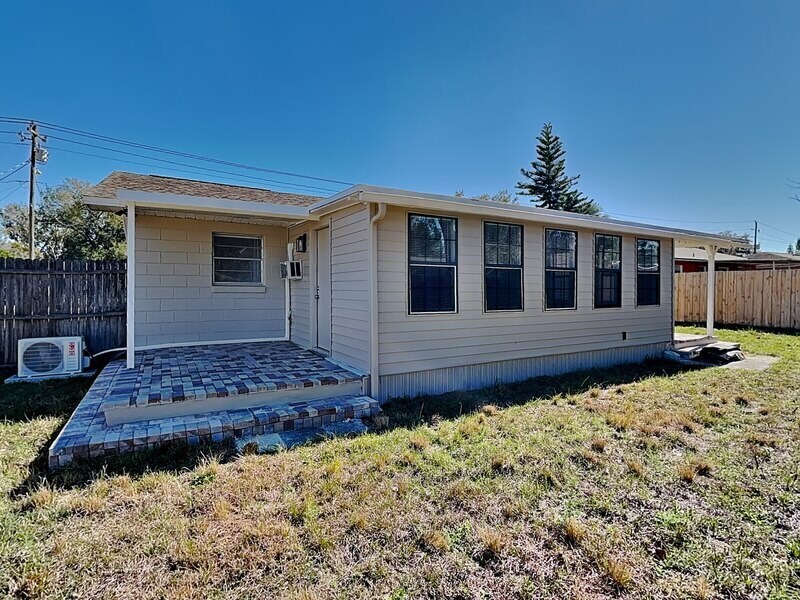 Building Photo - 465 Oak Dr