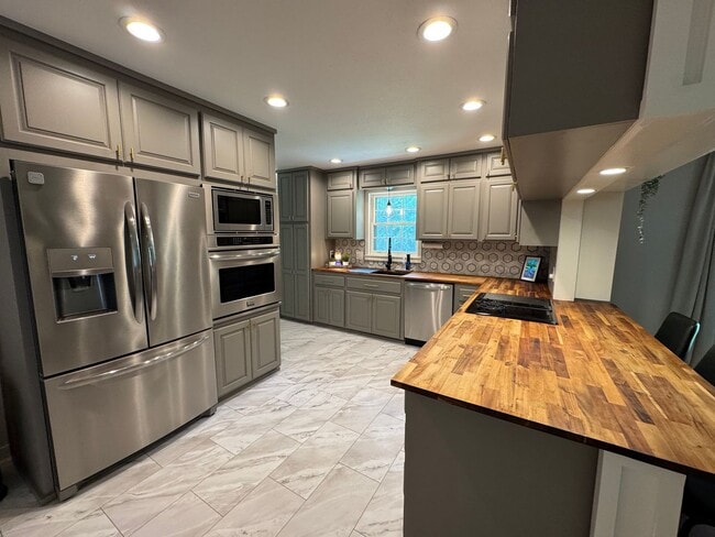 Building Photo - Executive Rental 4 bed 3 bath home in the heart of Country Club