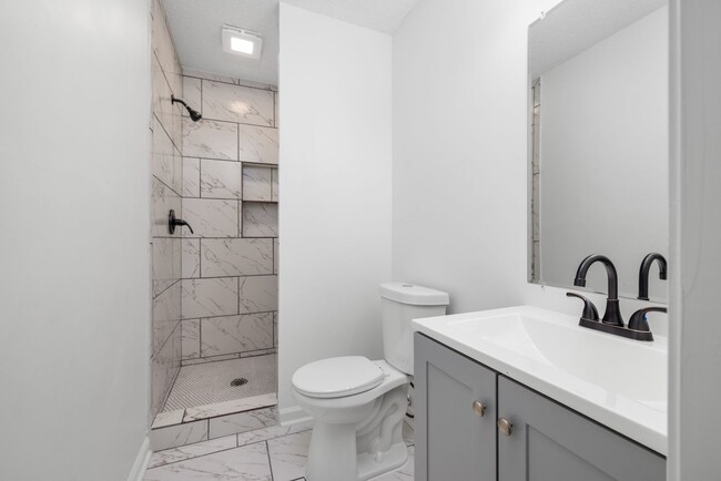 Building Photo - 3 bedroom, 2 bath recently updated in Horn...