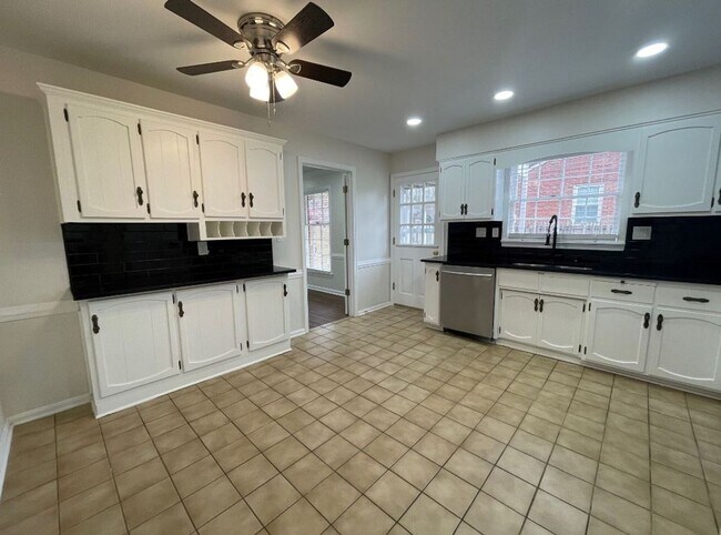 Building Photo - Douglas Hills Colonial