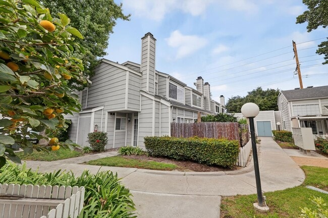 Building Photo - Spacious 3-Bedroom Townhome in Orangethorp...