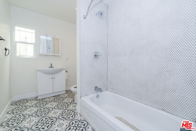 Building Photo - 520 W 82nd St