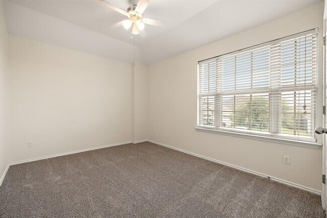 Building Photo - 713 Carillion Dr