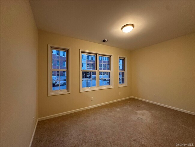 Building Photo - 75 Quaker Ave