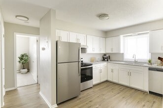 Building Photo - Riverway Apartments