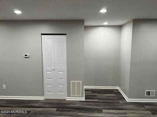 Building Photo - 254 Bromley Pl