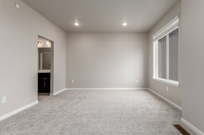 Building Photo - Castle pines 3 bed / 3 bath townhome for rent