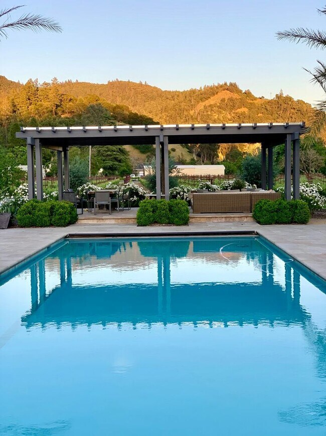 Building Photo - Fully Furnished Stunning Calistoga Retreat
