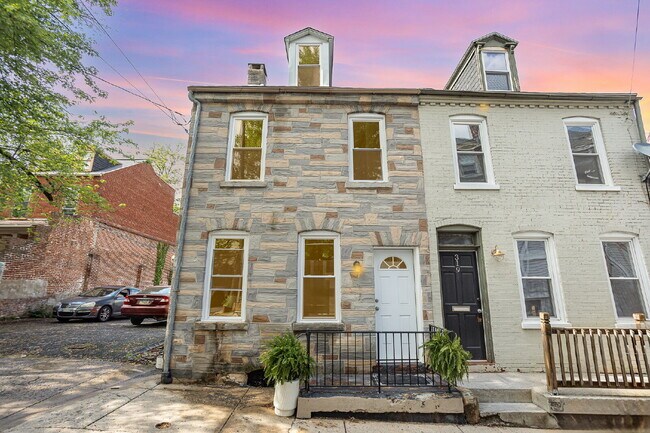 Building Photo - "Charming 3-Bed Townhouse Retreat in the Heart of Lancaster – Spacious 1728 Sq Ft Living!"