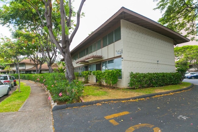 Building Photo - Tropic Garden Townhouse 2b1.5b1pkg