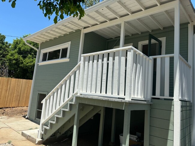 Building Photo - Newly renovated 2 bedroom 2 bathroom in a great location