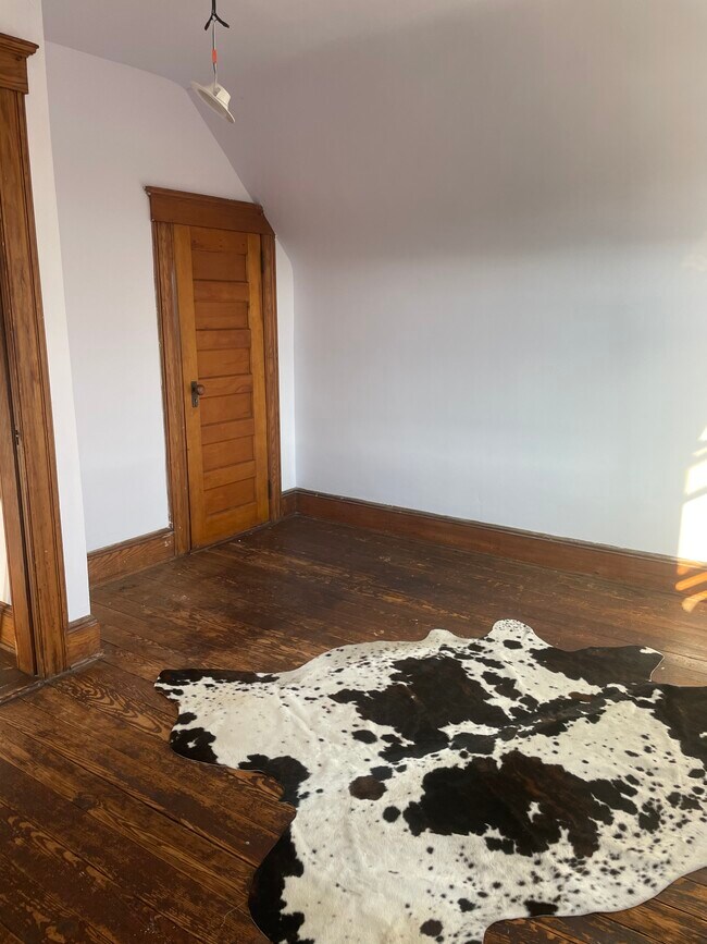 4rt bedroom/ 3rd floor - 499 Highland Ave