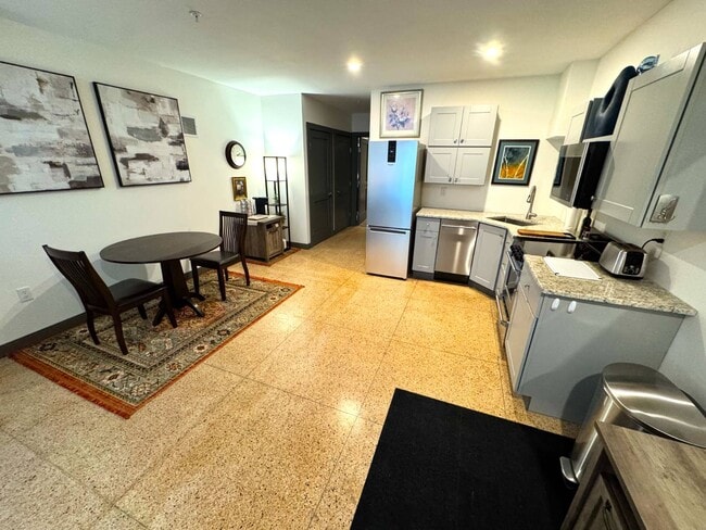 Building Photo - 480 S Salina St