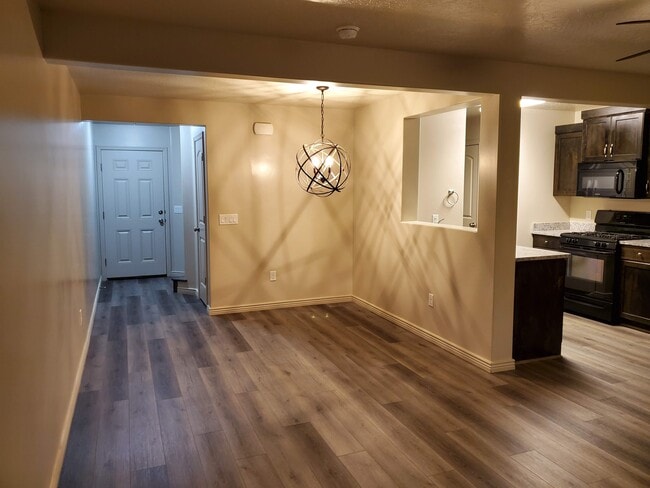 Building Photo - 1000 Bluff View Dr