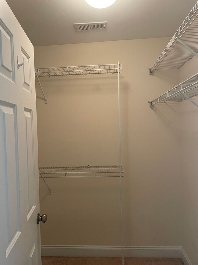 Building Photo - Outstanding Five Bedroom Three Full Bathro...
