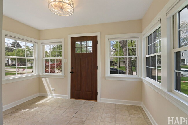 Building Photo - 115 N Hager Ave