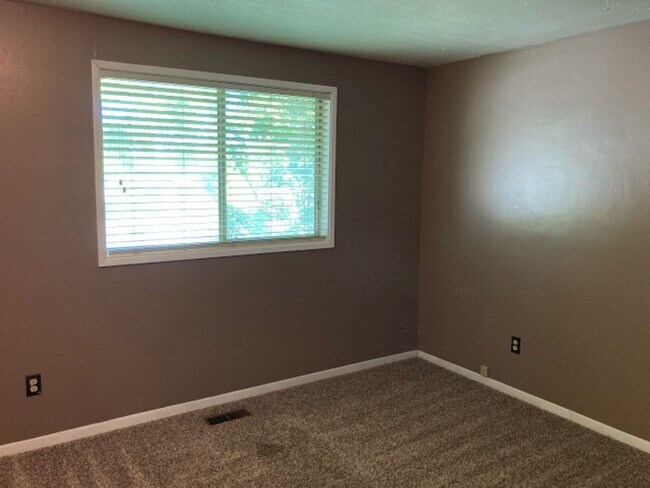 Building Photo - Green Acres Split Level
