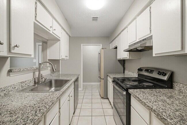 Building Photo - Updated Two-Story Duplex in Pearland with Yard Care Included