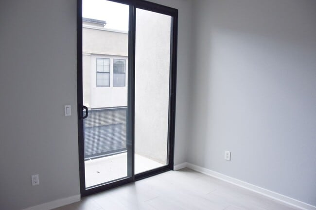 Building Photo - 507 W Maple Ave