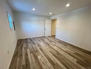 Building Photo - 356 Main St