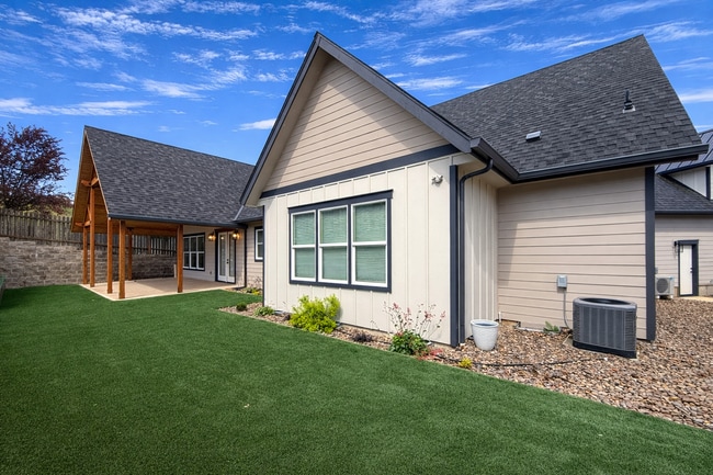 Building Photo - Elegant and Luxurious Cottage Grove Home