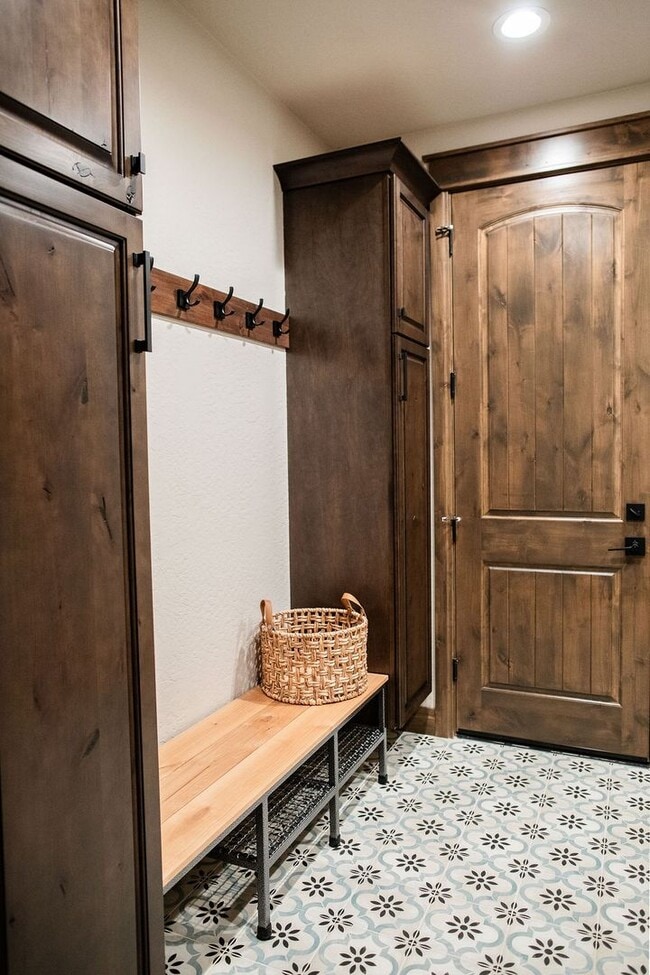 Building Photo - Beautiful 5 Bedroom Flagstaff Home