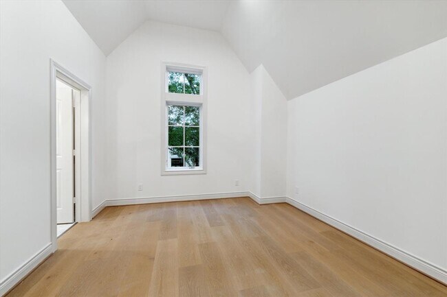 Building Photo - 2214 Bartlett St