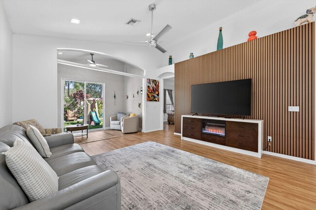 Building Photo - 6689 Southport Dr