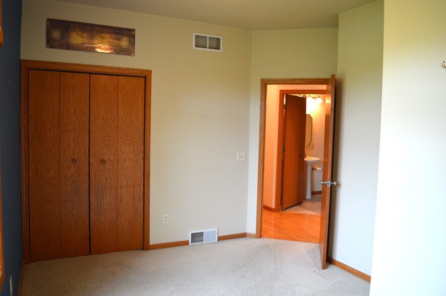 Building Photo - 4734 Bergamot Way