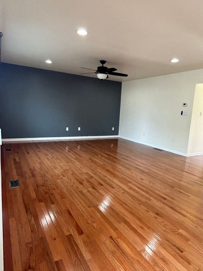 Building Photo - New Listing Alert! End unit Townhome in Penns Ridge!