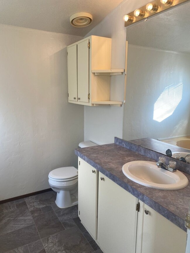 Building Photo - 4 Bedroom Single Family Home!