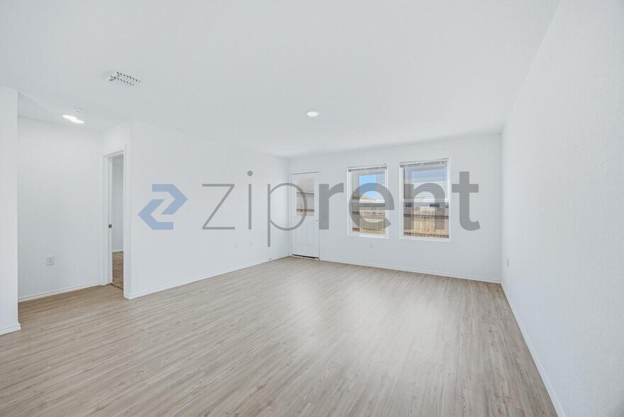 Building Photo - 10106 Ana Hts