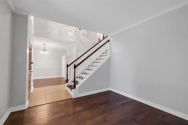 Building Photo - 1908 Oak Hollow Dr W
