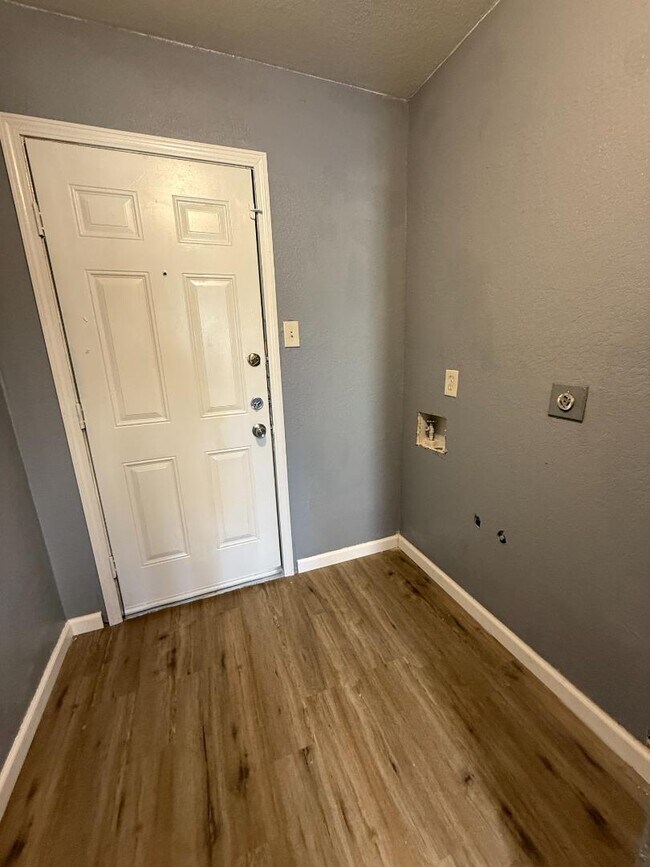 Building Photo - 202 Fir Dale