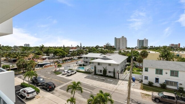 Building Photo - 1609 N Riverside Dr