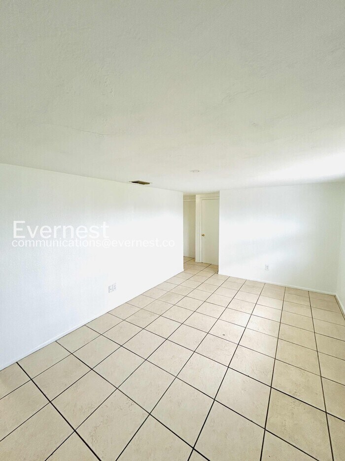 Building Photo - 3749 Beechwood Dr