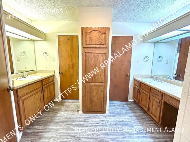 Building Photo - *MOVE IN SPECIAL* Tri-Level 2 Bedroom / 3 ...