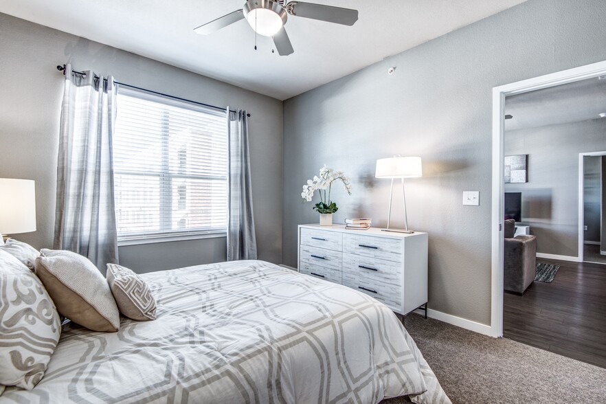 Building Photo - Republic at Alamo Heights