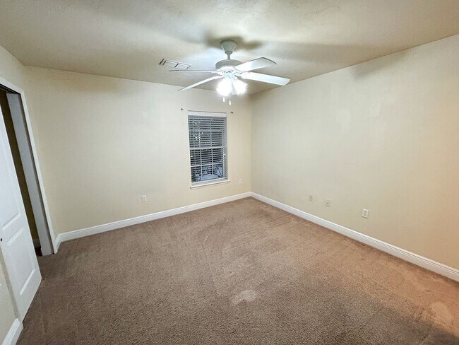 Building Photo - Chase Hollow #101