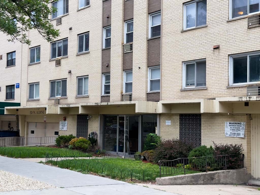 Building Photo - 527 W Aldine Ave