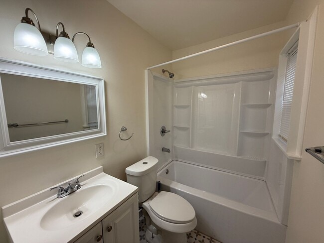 Building Photo - Newer Remodel 1 bed 1 bath with Private Patio