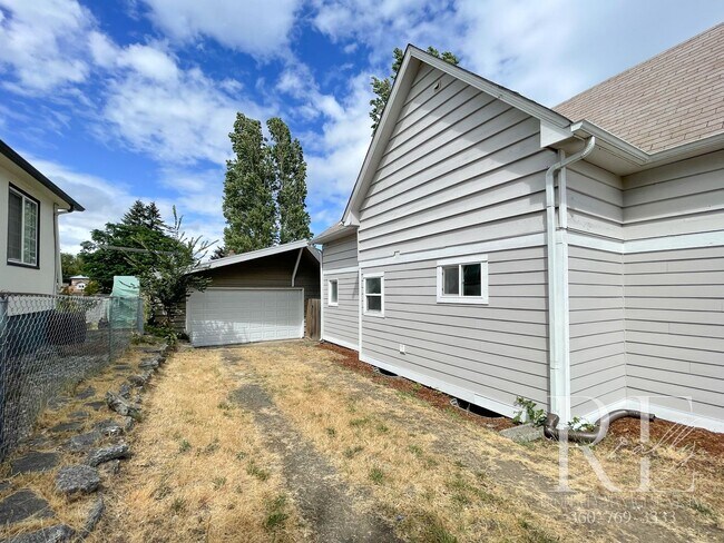 Building Photo - 3BR Bremerton Home with Vintage Charm & Mo...