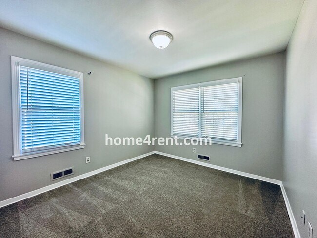 Building Photo - Attractive Overland Park Home w/ Wood Floo...