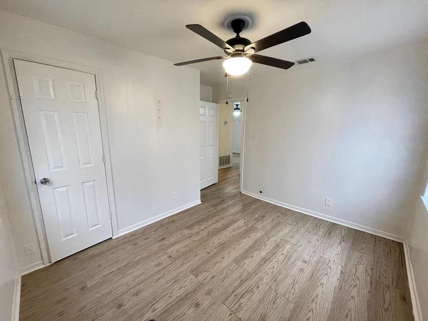 Building Photo - 109/111 E Comay Cir