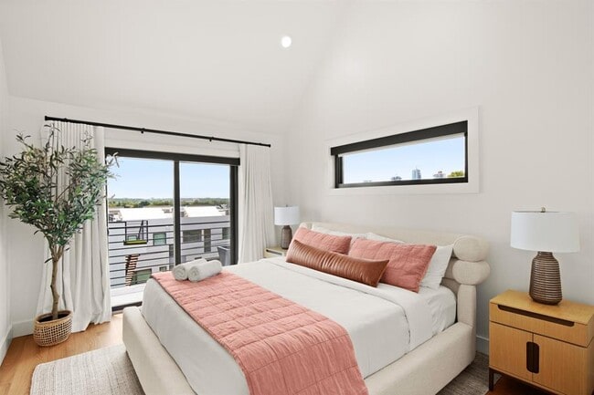 Building Photo - 2005 E 8th St