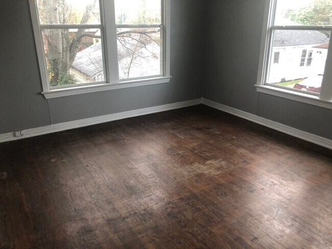 Building Photo - MUST SEE GARAGE APARTMENT